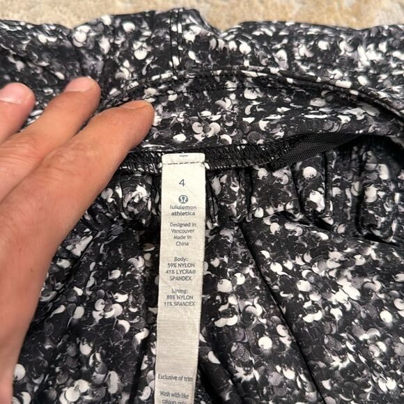 Lululemon Jet Crop
Shimmy Shimmer Black White pants size 4 in EUC - Picture 4 of 10
